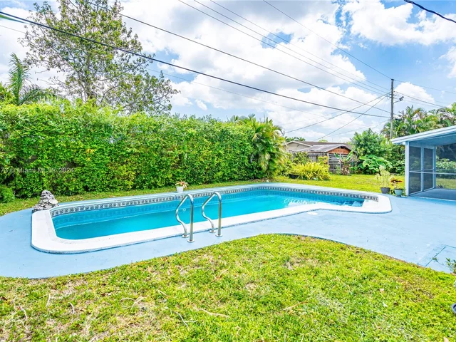 721 SW 64th Ter, Pembroke Pines FL 33023