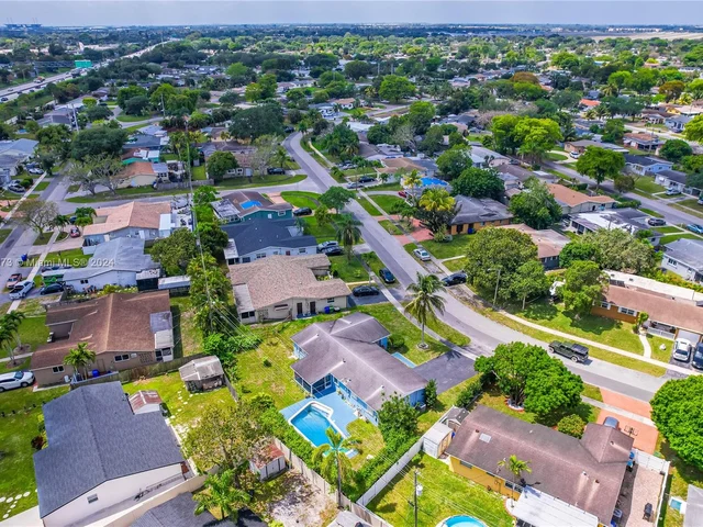 721 SW 64th Ter, Pembroke Pines FL 33023