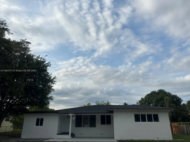 901 NW 153rd St, Miami FL 33169