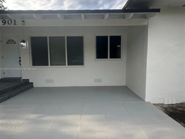 901 NW 153rd St, Miami FL 33169