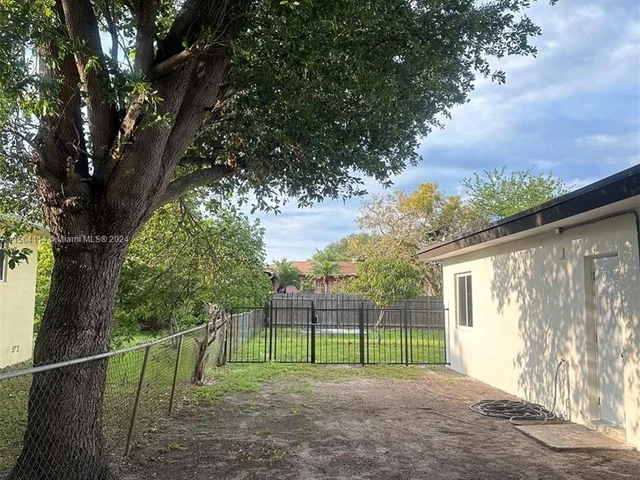 901 NW 153rd St, Miami FL 33169