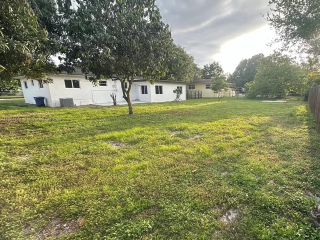 901 NW 153rd St, Miami FL 33169