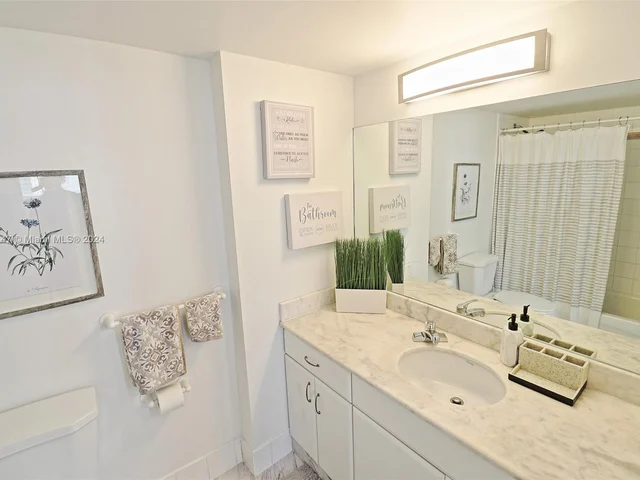 1200 Brickell Bay Dr # 3923, Miami FL 33131