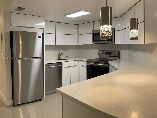 8343 Lake Dr # 306, Doral FL 33166