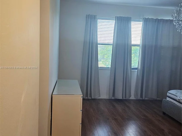 717 NE 193rd Ter, Miami FL 33179