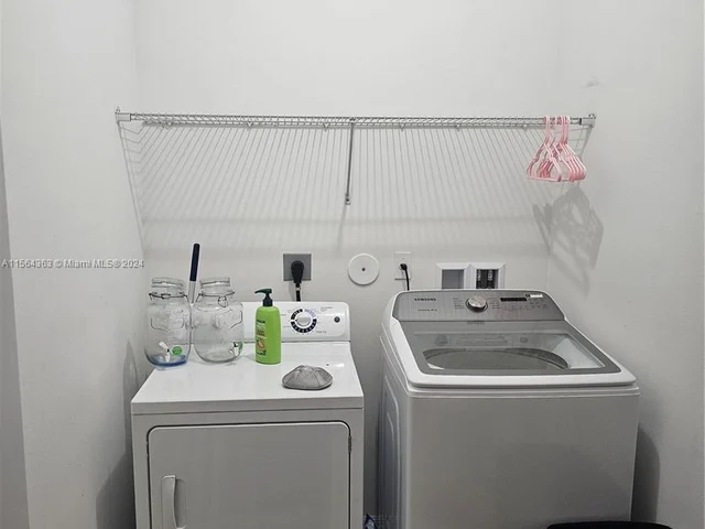 717 NE 193rd Ter, Miami FL 33179