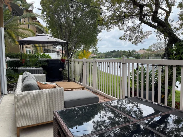 16329 Emerald Cove Rd, Weston FL 33331