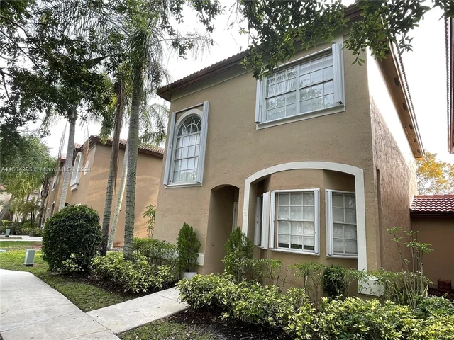 16329 Emerald Cove Rd, Weston FL 33331