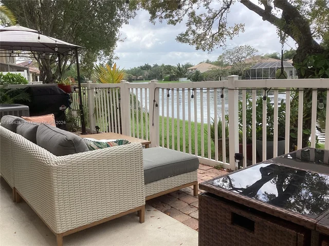 16329 Emerald Cove Rd, Weston FL 33331