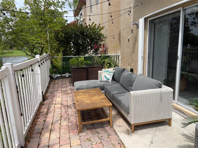 16329 Emerald Cove Rd, Weston FL 33331