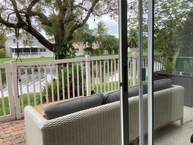 16329 Emerald Cove Rd, Weston FL 33331