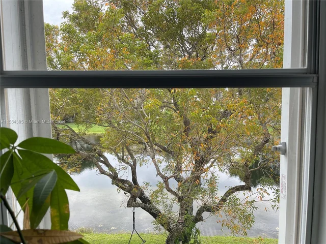 16329 Emerald Cove Rd, Weston FL 33331