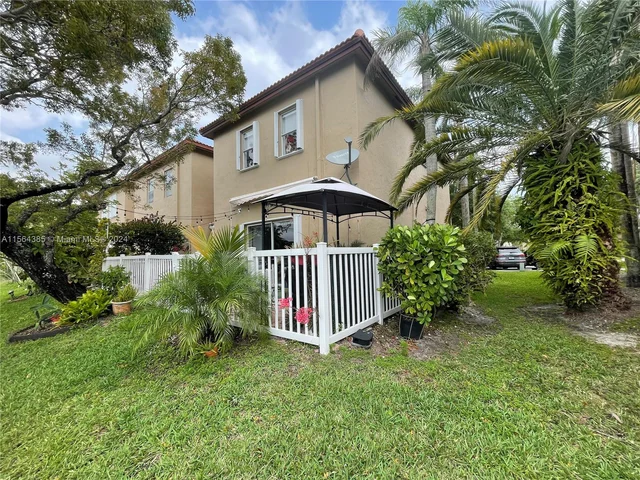 16329 Emerald Cove Rd, Weston FL 33331
