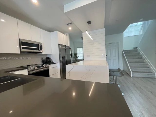 16329 Emerald Cove Rd, Weston FL 33331