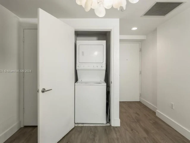 55 SE 6th St # 1600, Miami FL 33131