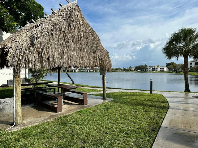 210 Lake Pointe Dr # 105, Oakland Park FL 33309