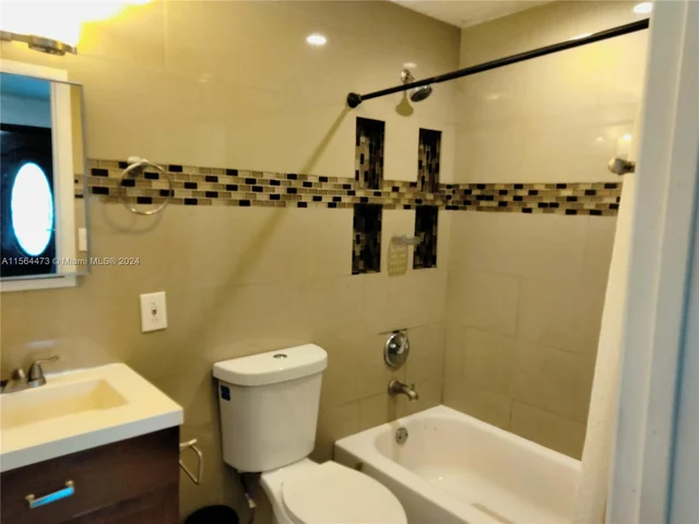 1021 NW 41st St, Miami FL 33127