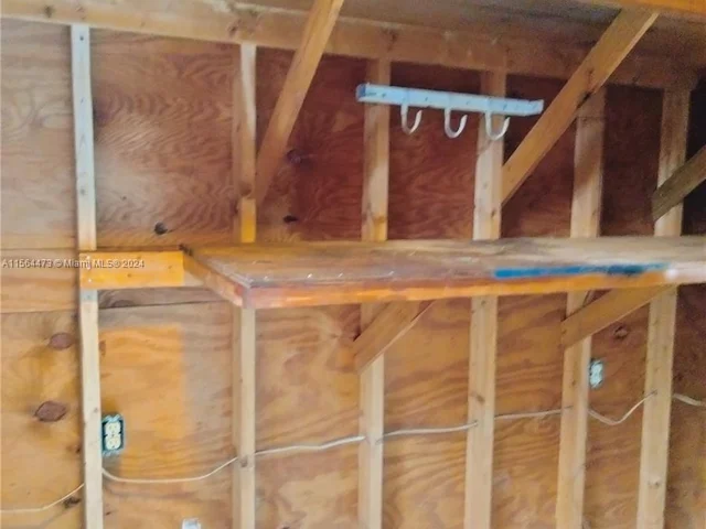 1021 NW 41st St, Miami FL 33127