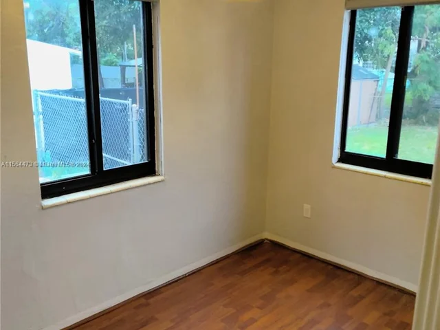 1021 NW 41st St, Miami FL 33127