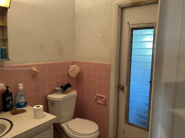 4150 NW 32nd Ter, Lauderdale Lakes FL 33309