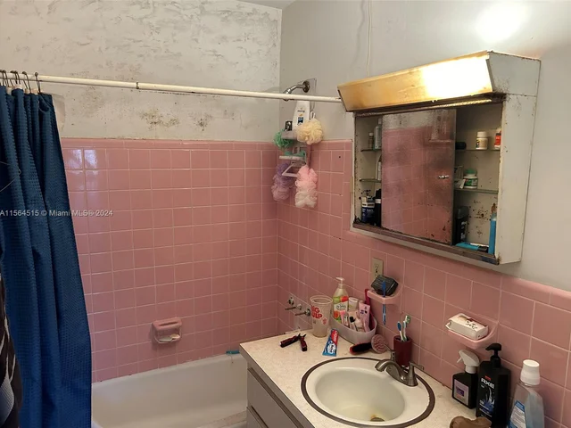 4150 NW 32nd Ter, Lauderdale Lakes FL 33309