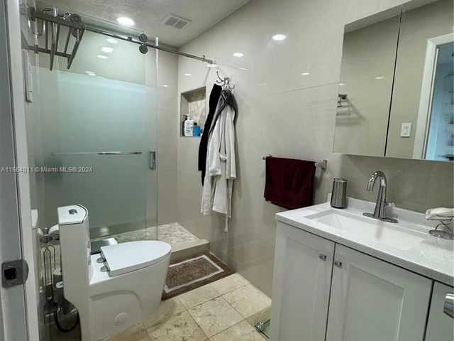 17324 NW 63rd Ave, Hialeah FL 33015