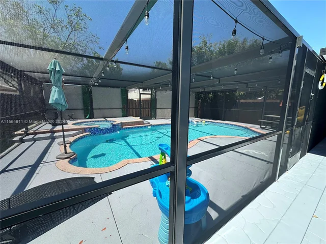 17324 NW 63rd Ave, Hialeah FL 33015