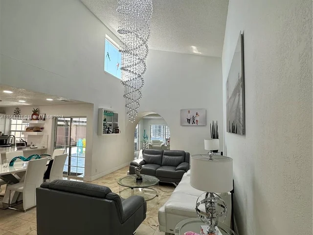 17324 NW 63rd Ave, Hialeah FL 33015