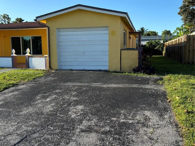 4580 NW 42nd St, Lauderdale Lakes FL 33319