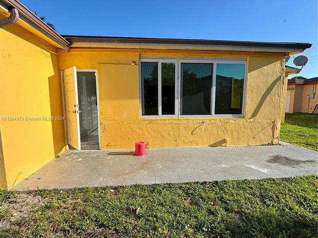 4580 NW 42nd St, Lauderdale Lakes FL 33319