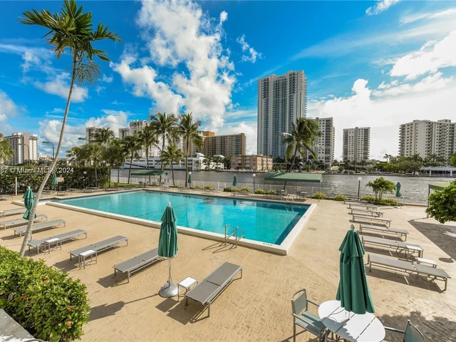 800 Parkview Dr # 814, Hallandale Beach FL 33009