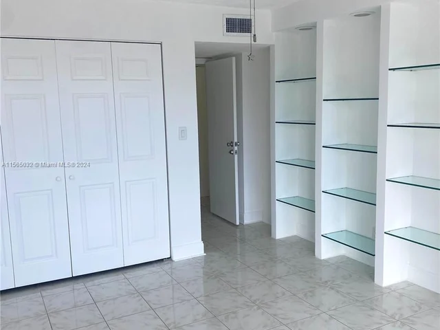 800 Parkview Dr # 814, Hallandale Beach FL 33009