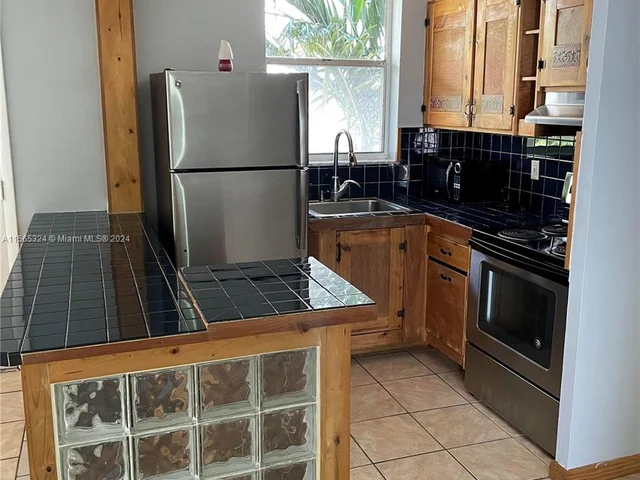 1801 S Treasure Dr # 323, North Bay Village FL 33141