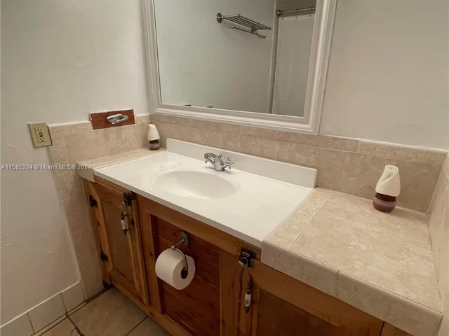 1801 S Treasure Dr # 323, North Bay Village FL 33141