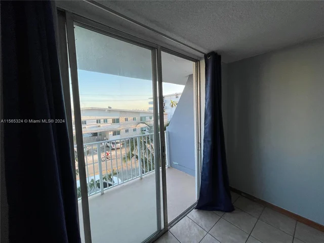 1801 S Treasure Dr # 323, North Bay Village FL 33141