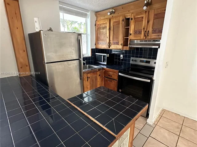 1801 S Treasure Dr # 323, North Bay Village FL 33141