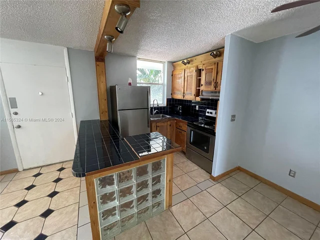 1801 S Treasure Dr # 323, North Bay Village FL 33141