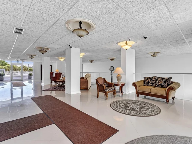 2715 N Ocean Blvd # 2E, Fort Lauderdale FL 33308