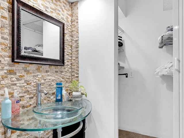 2715 N Ocean Blvd # 2E, Fort Lauderdale FL 33308