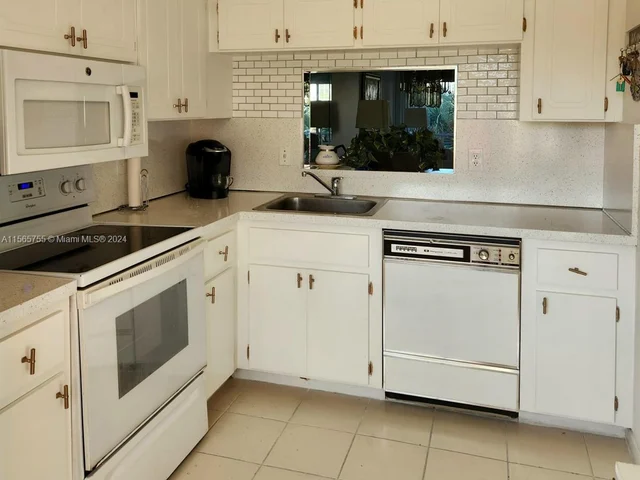 3571 Inverrary Dr # 307, Lauderhill FL 33319