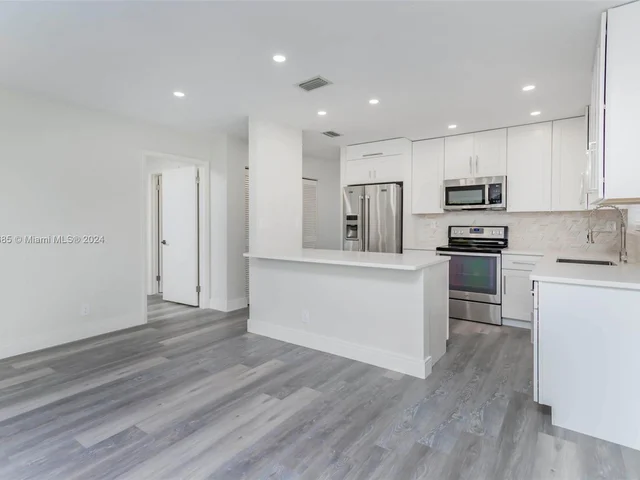 10791 N Saratoga Dr, Cooper City FL 33026