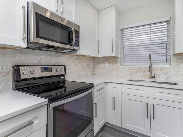 10791 N Saratoga Dr, Cooper City FL 33026