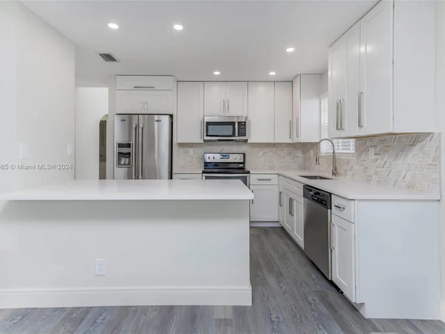 10791 N Saratoga Dr, Cooper City FL 33026