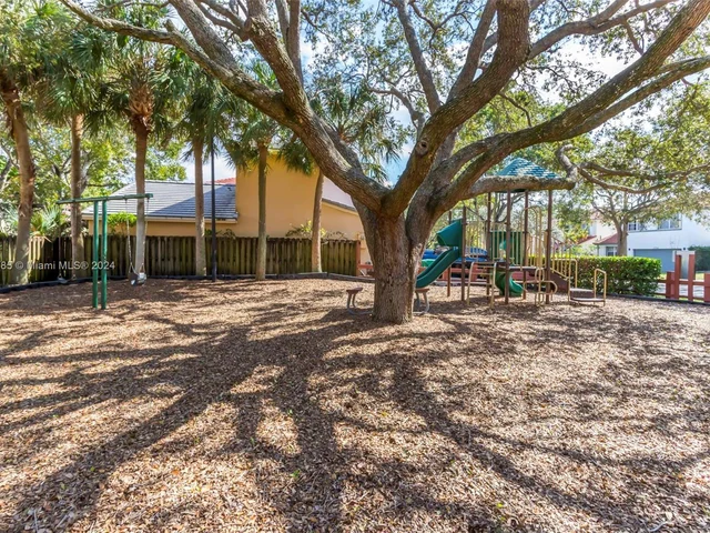 10791 N Saratoga Dr, Cooper City FL 33026