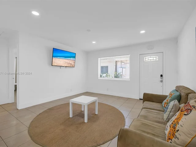 326 SW 14th St # 3, Dania Beach FL 33004