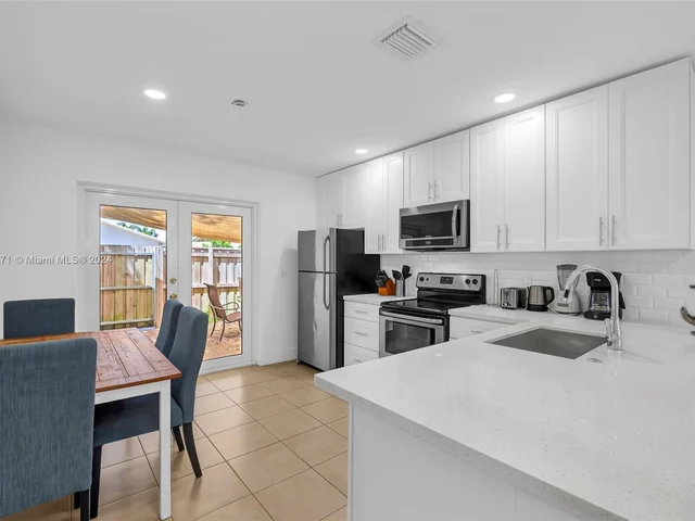 326 SW 14th St # 3, Dania Beach FL 33004