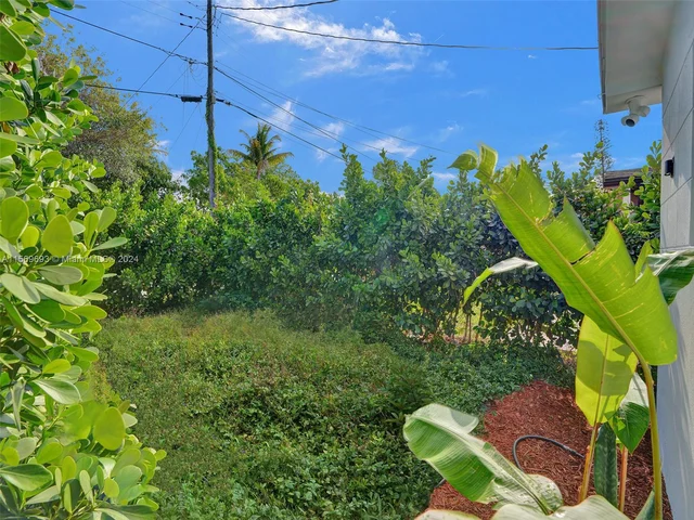 2480 NE 182nd Ter, North Miami Beach FL 33160