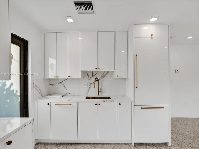 2480 NE 182nd Ter, North Miami Beach FL 33160