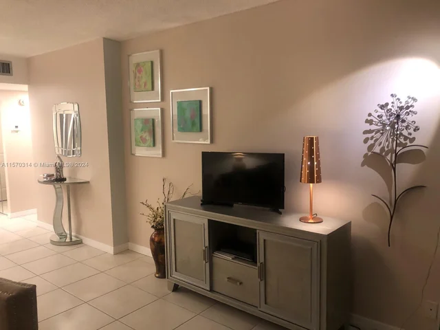 100 Bayview Dr # 1910, Sunny Isles Beach FL 33160