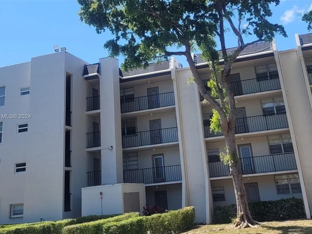 9470 Poinciana Pl # 109, Davie FL 33324